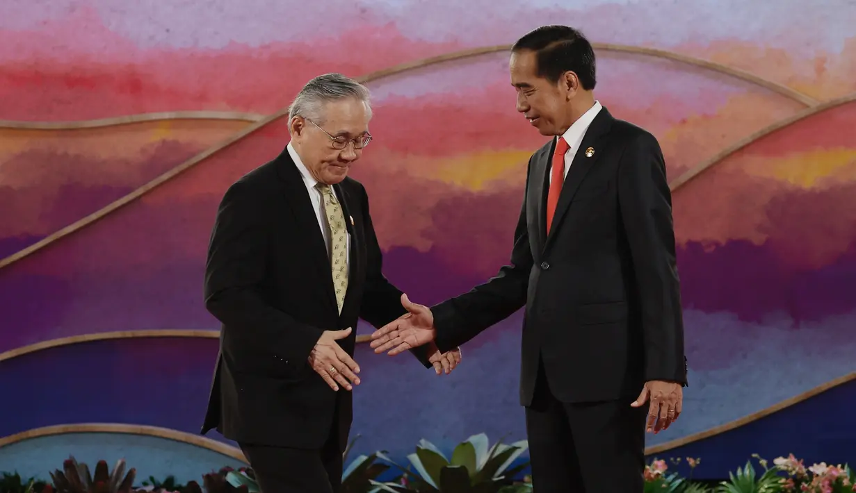 Presiden Indonesia Joko Widodo atau Jokowi (kanan)  menyambut Wakil Perdana Menteri dan Menteri Luar Negeri Thailand Don Pramudwinai dalam Konferensi Tingkat Tinggi (KTT) Ke-42 ASEAN di Labuan Bajo, Nusa Tenggara Timur, Rabu (10/5/2023). (Willy Kurniawan/Pool Photo via AP)
