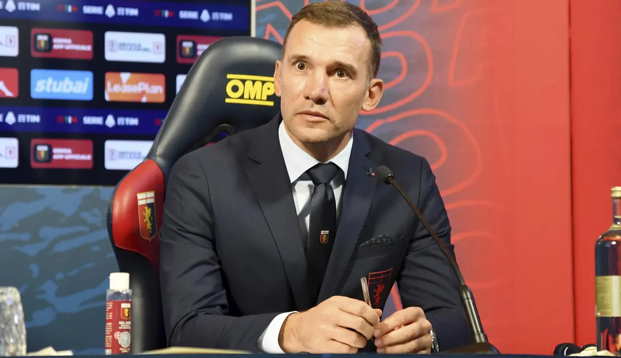 Pelatih baru Genoa Andriy Shevchenko memberikan keterangan kepada awak media selama presentasi resmi di stadion Luigi Ferraris di Genoa, Italia, Rabu (10/11/2021). Dalam kontraknya, Shevchenko diikat selama tiga musim. (Tano Pecoraro/LaPresse via AP)
