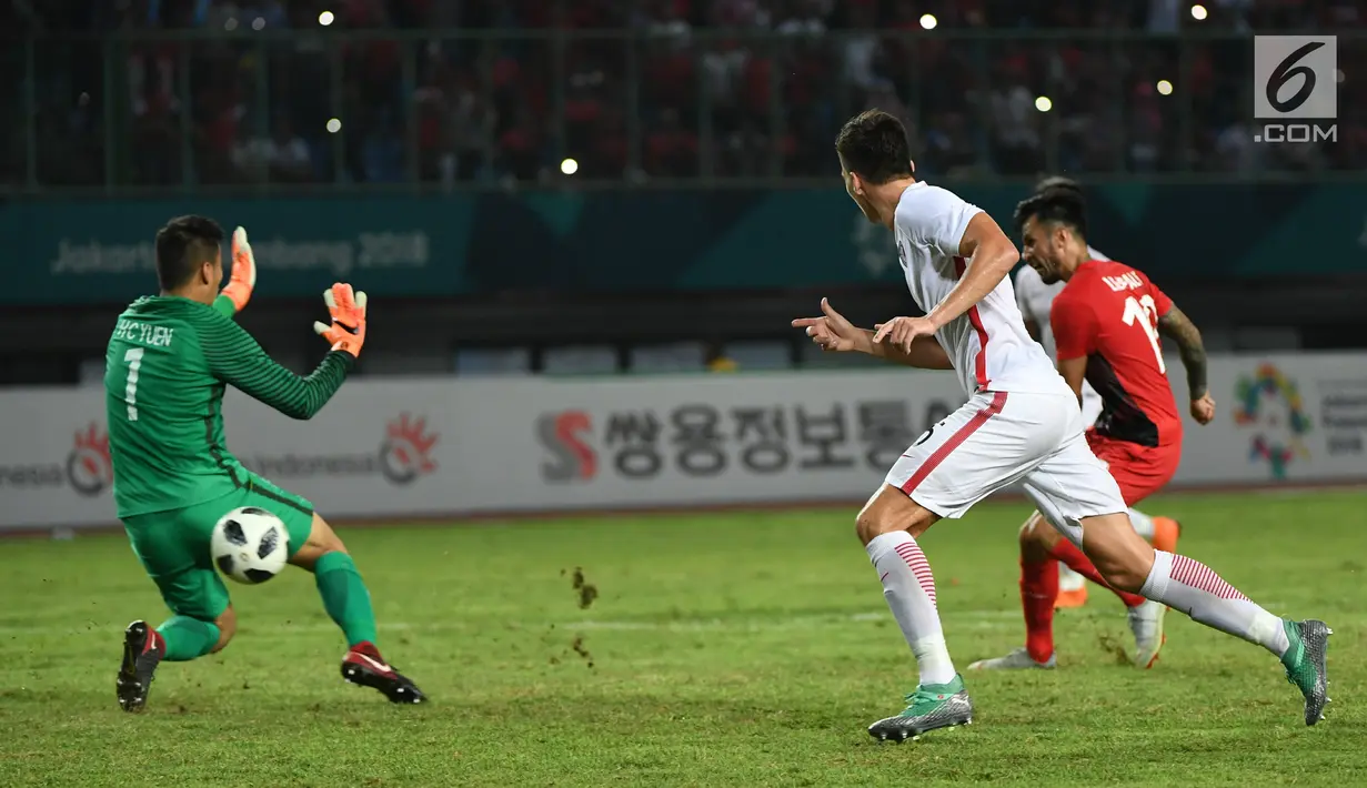 Penyerang Indonesia, Stefano Lilipaly saat memasukan bola ke gawang Hong Kong pada pertandingan terakhir Grup A sepak bola Asian Games 2018 di Stadion Patriot Candrabhaga, Senin (20/8). Indonesia menang 3-1. (Kapanlagi.com/Agus Apriyanto)