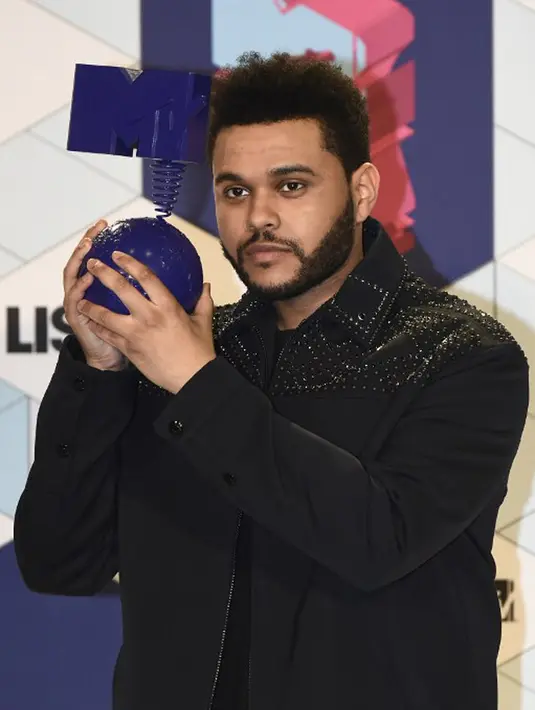 Di hari kasih sayang yang menjadi perayaan pertama untuk mereka nampaknya akan diisi dengan hal yang spesial oleh keduanya. Kabarnya The Weeknd meminta Selena untuk menyanyikan sebuah lagu untuknya. (AFP/Bintang.com)