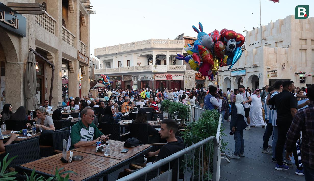 Selepas membeli oleh-oleh dan merchandise Piala Dunia 2022, pengunjung juga bisa menikmati makanan di restoran-restoran yang ada di Souq Waqif. (Bola.com/Ade Yusuf Satria)