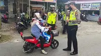 Ilustrasi pengendara sepeda listrik diberhentikan polisi. (NTMC)