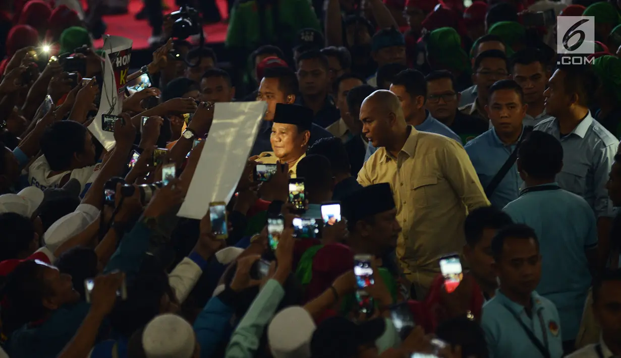 Capres nomor urut 02 Prabowo Subianto menghadiri acara Hari Buruh di Tennis Indoor Senayan, Jakarta Pusat, Rabu (5/1/2019). Diketahui, Presiden Konfederasi Serikat Pekerja Seluruh Indonesia (KSPI) Said Iqbal sebelumnya memang mengundang Prabowo dalam kegiatan tersebut. (merdeka.com/Imam Buhori)