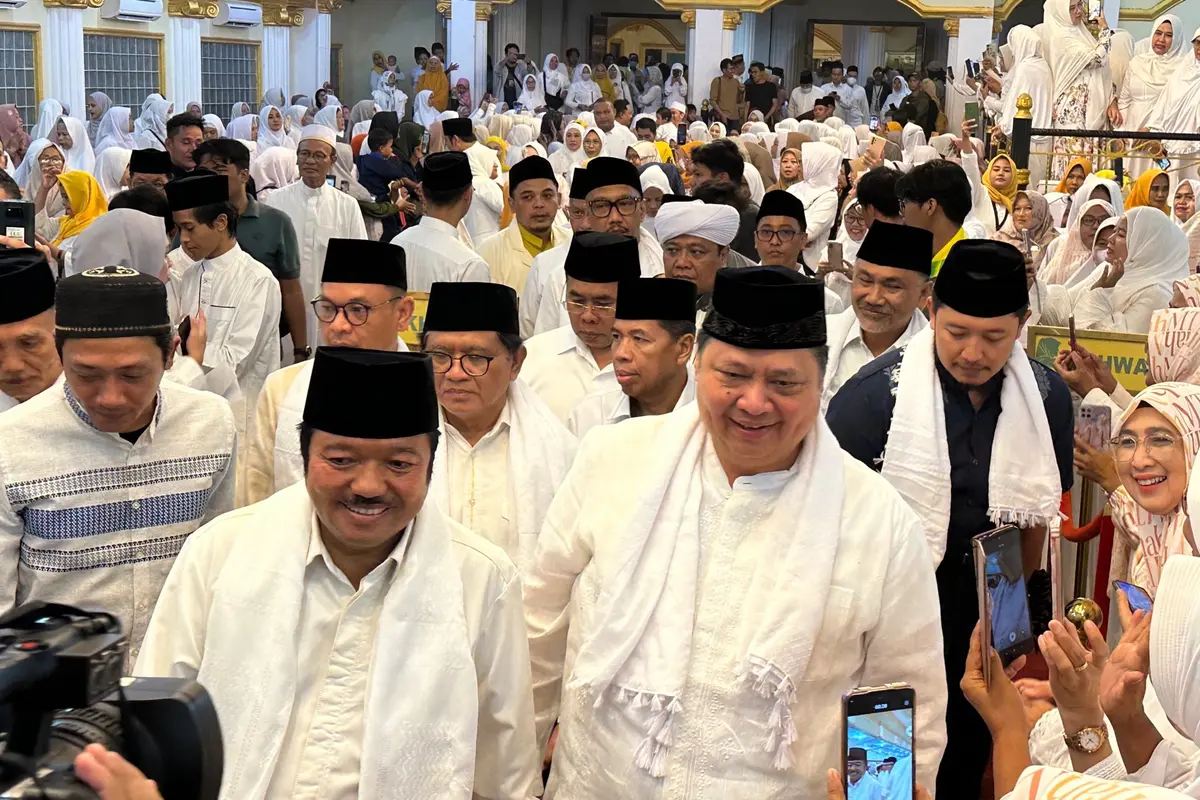 Ketua Umum Partai Golkar Airlangga Hartarto menghadiri penyelenggaraan Gerakan Indonesia Bertadarus Alquran yang disingkat Gibran di Alexandria Islamic Boarding School, Jalan Pengasinan, Bekasi Timur, Jawa Barat, Kamis (25/1/2024).