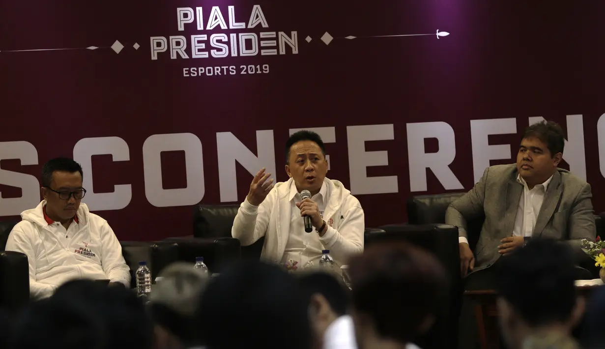 Kepala Bekraf, Triawan Munaf, saat sesi tanya jawab Piala Presiden Esports 2019 di Gedung Krida Bhakti Setneg, Jakarta, Selasa (26/3). Final turnamen akan diselengarakan pada 30-31 Maret mendatang. (Bola.com/Yoppy Renato)
