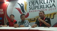 Direktur Djarum Superliga, Achmad Budiharto, memberikan keterangan kepada media setelah partai final putra Djarum Superliga Badminton 2017 di DBL Arena, Surabaya, Minggu (26/2/2017). (Bola.com/Fahrizal Arnas)