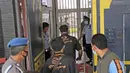 Staf dan petugas polisi menjaga pintu masuk utama Lapas Kelas I Tangerang Banten, setelah kebakaran, Rabu (8/9/2021). Selang dua jam lebih kemudian, api yang membakar Lapas Kelas I Tangerang baru bisa dipadamkan oleh petugas. (AP Photo/Dita Alangkara)