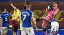 Kiper Everton, Joao Virginia, menangkap bola saat melawan Burnley pada laga Liga Inggris di Stadion Goodison Park, Sabtu (13/3/2021). Burnley menang dengan skor 2-1. (Peter Powell/Pool via AP)