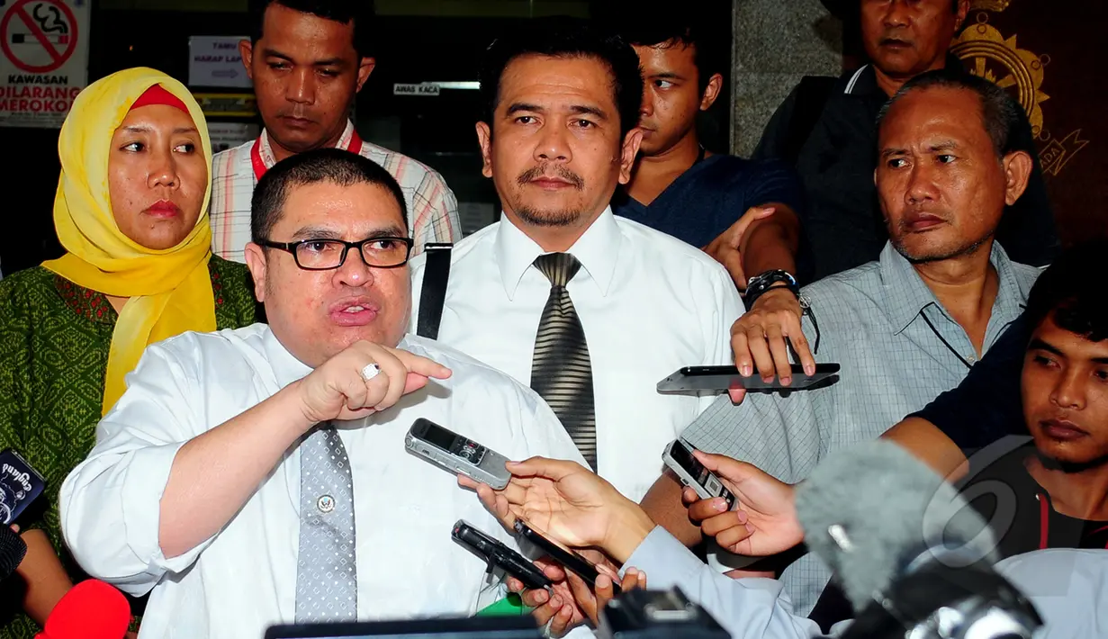 Kuasa hukum Razman Arif Nasution, memberi keterangan di Bareskrim Mabes Polri, Jakarta, Rabu (11/3/2015). Kedatangan Razman Arif Nasution untuk melaporkan Gubernur DKI Jakarta Basuki Tjahaja Purnama atas pencemaran nama baik. (Liputan6.com/Yoppy Renato)