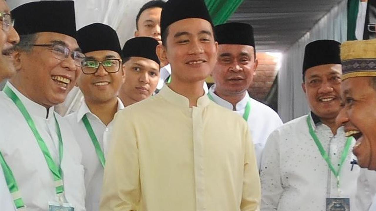 Selain itu, reaksi wajah Gibran terlihat tersenyum ketika mendengar kelakar Bahlil. Foto: merdeka.com / Arie Basuki