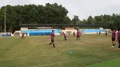 Vietnam kembali berulah. Timnas Indonesia yang dijanjikan mendapat tempat latihan yang sama dengan tuan rumah ternyata tak terwujud. Pasukan Shin Tae-yong kembali berlatih di lapangan sebelumnya, Tam Nong, Senin (9/5/2022) yang memiliki kualitas rumput buruk. (Bola.com/Ikhwan Yanuar)