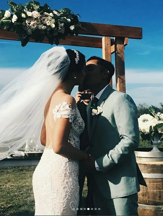 Upacara sakral pernikahan Tanta dan Danelta digelar khidmat di Amerika. Seperti diceritakan Tanta beberapa waktu lalu, bahwa keluarganya tinggal di Amerika dan sebagaian lagi di Eropa. (Instagram/aliciamilka)