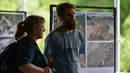 Pengunjung melihat karya pameran foto jurnalistik Prahara Pulau Emas di Museum Tsunami Aceh, Banda Aceh, Aceh, Sabtu, 8 Agustus 2026. (AFP/ Chaideer Mahyuddin)