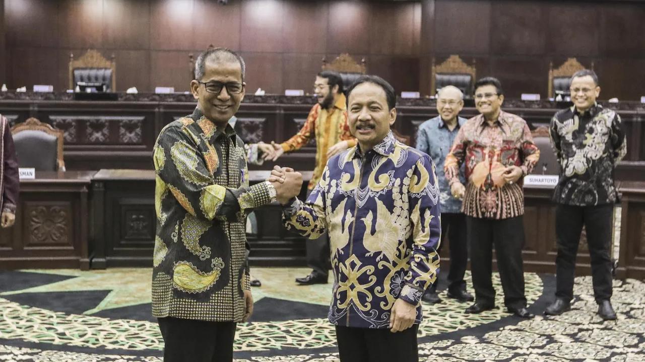 Menurut Saldi, sembilan hakim secara bergilir menyampaikan nama dalam rapat pleno tersebut. Kemudian muncul dua nama yaitu Saldi Isra dan Suhartoyo.