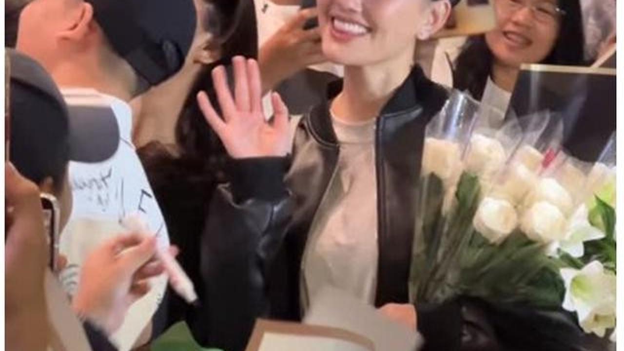 6 Potret Agnez Mo Pulang Indonesia Disambut Fans di Bandara, Penuh Kejutan