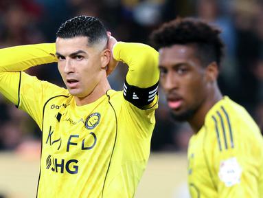 Pemain Al-Nassr, Cristiano Ronaldo, tampak kecewa setelah takluk dari Al-Qadisiyah pada laga Liga Arab Saudi di Stadion Al Awwal Park, Jumat (9/1/2026) dini hari WIB. (AFP/Fayez Nureldine)