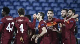 Gelandang AS Roma, Lorenzo Pellegrini (ketiga kanan) berselebrasi usai mencetak gol ke gawang Shakhtar Donetsk pada leg pertama babak 16 besar Liga Europa di stadion Olimpiade, Italia, Jumat (12/3/2021). Laga leg kedua akan dimainkan di NSC Olimpiyskiy Stadium 18 Maret. (AFP/Filippo Monteforte)