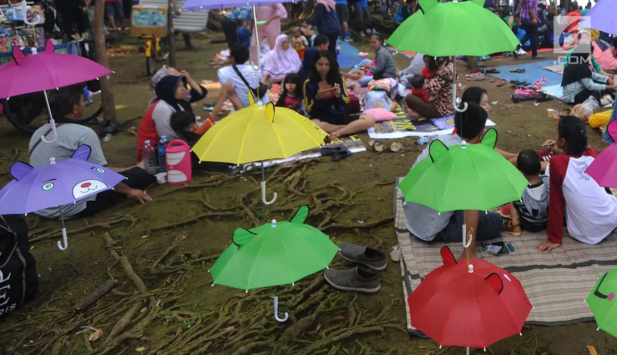 Warga berkumpul memadati hutan penelitian CIFOR (Center for International Forestry Research) saat tradisi Cucurak, di Kota Bogor, Minggu (13/5). Dalam tradisi Cucurak, warga berkumpul sambil makan bersama jelang bulan puasa. (Merdeka.com/Arie Basuki)
