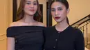 Ia memadukan busana tersebut dengan riasan bold, di mana lipstik merah intens yang digunakannya sukses menambah kesan dramatis dan penuh percaya diri. . [@ochiipramita/@aaliyah.massaid].