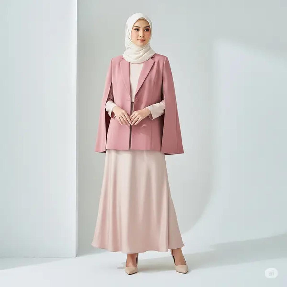 Masih Bingung Pilih Gamis atau Dress Brokat? Kombinasi Outer Bisa Jadi Jalan Tengahnya