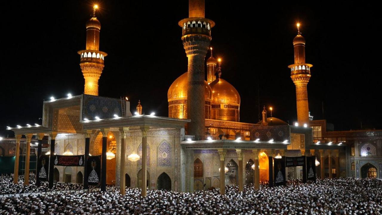 Ribuan jemaah memadati halaman&nbsp;Masjid Al-Kazimiyya, Baghdad, Irak, pada Rabu (3/4/2024). Kehadiran jemaah yang membeludak di masjid tersebut untuk berikhtiar mendapatkan keutamaan Lailatul Qadar pada 10 malam terakhir bulan suci Ramadan.&nbsp;AHMAD A