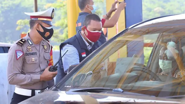 Polda Jateng saat melakukan pemeriksaan pengendara di akses tol tujuan sejumlah wilayah di Jawa Tengah. (Foto : Liputan6.com/Humas Polda Jateng)