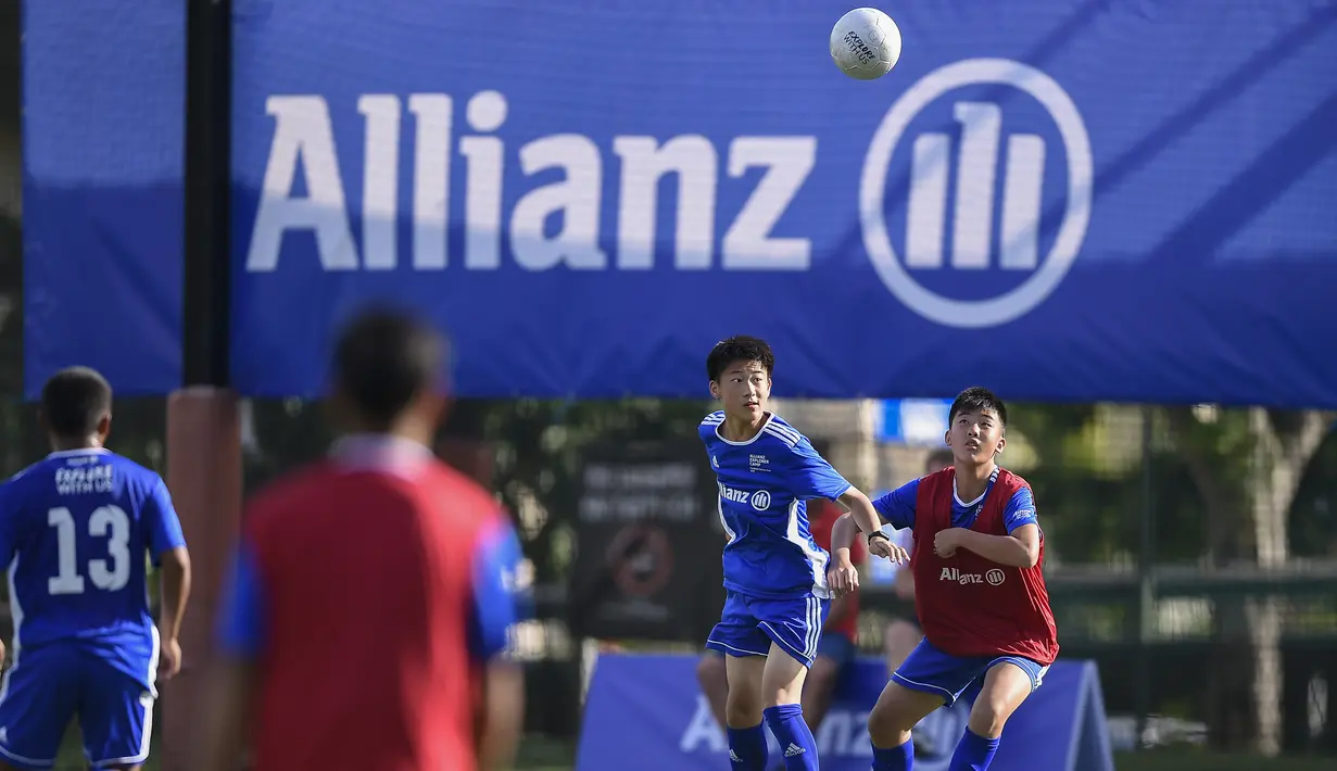 Sejumlah pesepak bola muda mengikuti Allianz Explorer Camp Football Edition Asia 2019 di The Arena Singapura, Jumat (26/7). Allianz Indonesia mengirimkan enam pesepak bola muda berbakat, dua di antaranya adalah perempuan. (Dokumentasi Allianz)