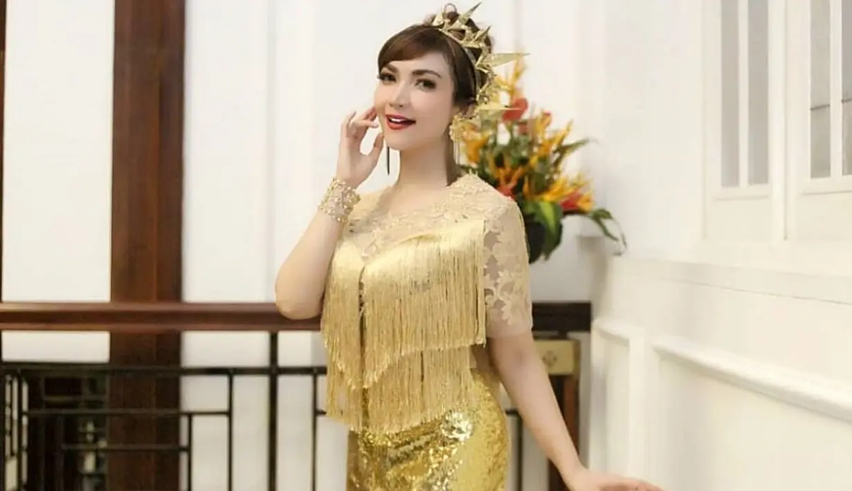 Artis Roro Fitria mengenakan pakaian tradisional saat sesi foto. Direktur Reserse Narkoba Polda Metro Jaya Kombes Pol Suwondo Nainggolan membenarkan adanya penangkapan artis bernama lengkap Raden Roro Fitria Nur Utami itu. (Instagram/roro.fitria1989)
