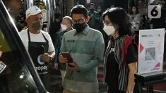 Menteri Pariwisata dan Ekonomi Kreatif Sandiaga Uno (tengah), VP Public Policy and Government Relations Gojek Tricia Iskandar dan Owner Yellow Bowl Foodtruck Adji Hardiansyah Iskandar mencoba pembayaran cashless QRIS GoPay di Food Truck Goes to Mandalika, Jakarta (13/03/2022).(Liputan6.com/HO/Ading)