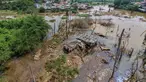 Rumah warga yang hancur akibat luapan Kali Pesanggrahan yang alirannya menyempit karena longsoran sampah di Tempat Pembuangan Akhir (TPA) Cipayung, Depok, Jawa Barat, Kamis (14/5/2026). (merdeka.com/Arie Basuki)