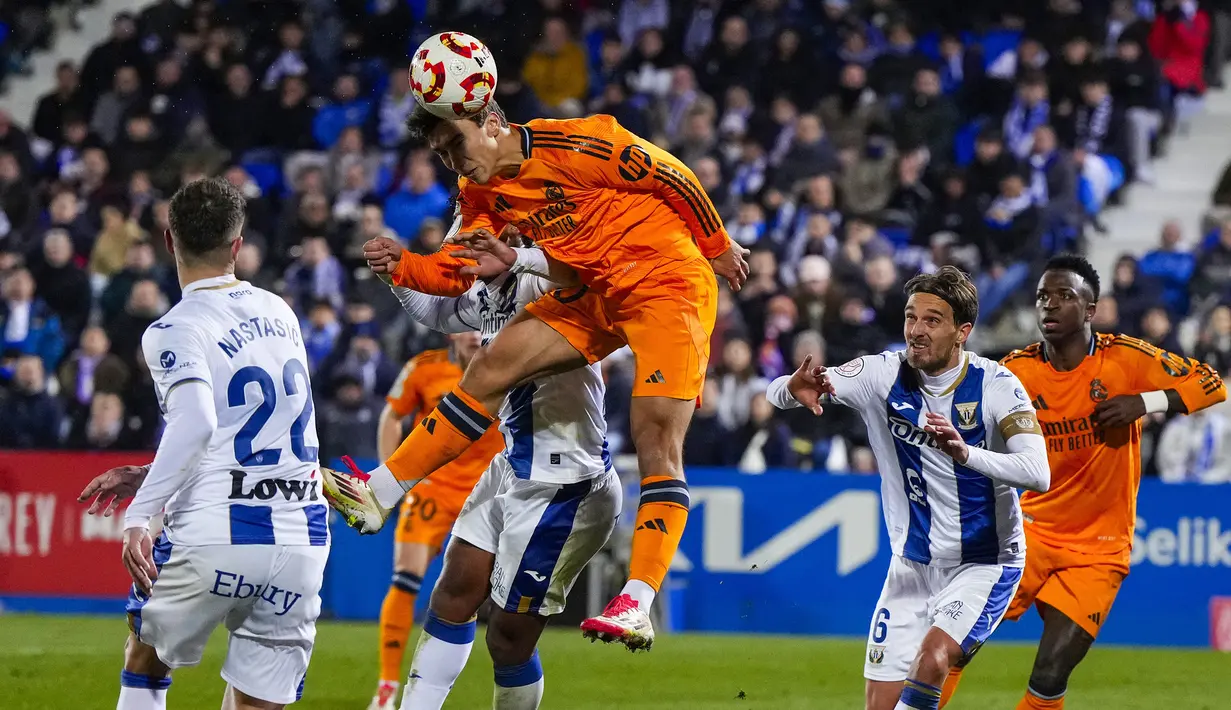 Pemain Real Madrid, Gonzalo Gracia mencetak gol kemenangan timnya atas Leganes melalui sundulan dalam laga perempat final Copa del Rey di Butarque Municipal Stadium, Leganes, Spanyol, Kamis (06/02/2025) WIB. (AP Photo/Manu Fernandez)
