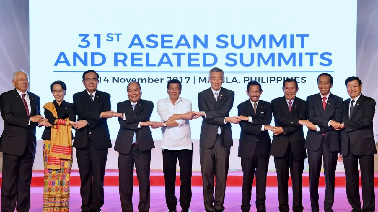 Jabat tangan ASEAN way di KTT ASEAN 2017 di Manila, Filipina (Sumber: Kemlu RI)