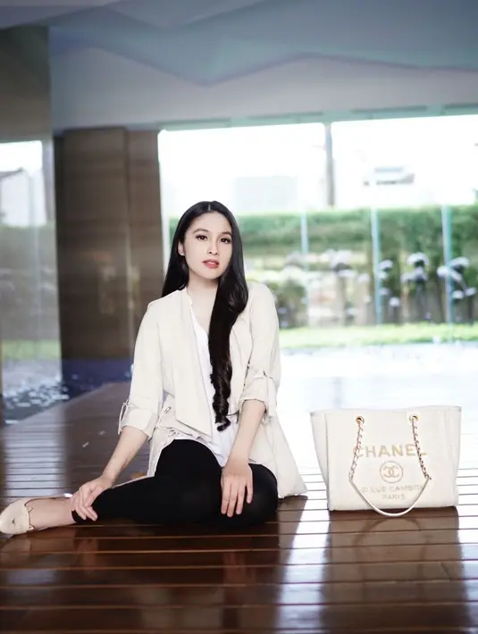 Sandra Dewi mengungkapkan bahwa kehamilannya kali ini berbeda dengan yang pertama. Pasalnya, Ia justru merasa tak percaya diri karena berat badannya yang terus naik. Karena itu, Sandra Dewi terkadang harus didampingi asisten yang bisa menemaninya ke manapun ia pergi. (Liputan6.com/IG/@sandradewi88)