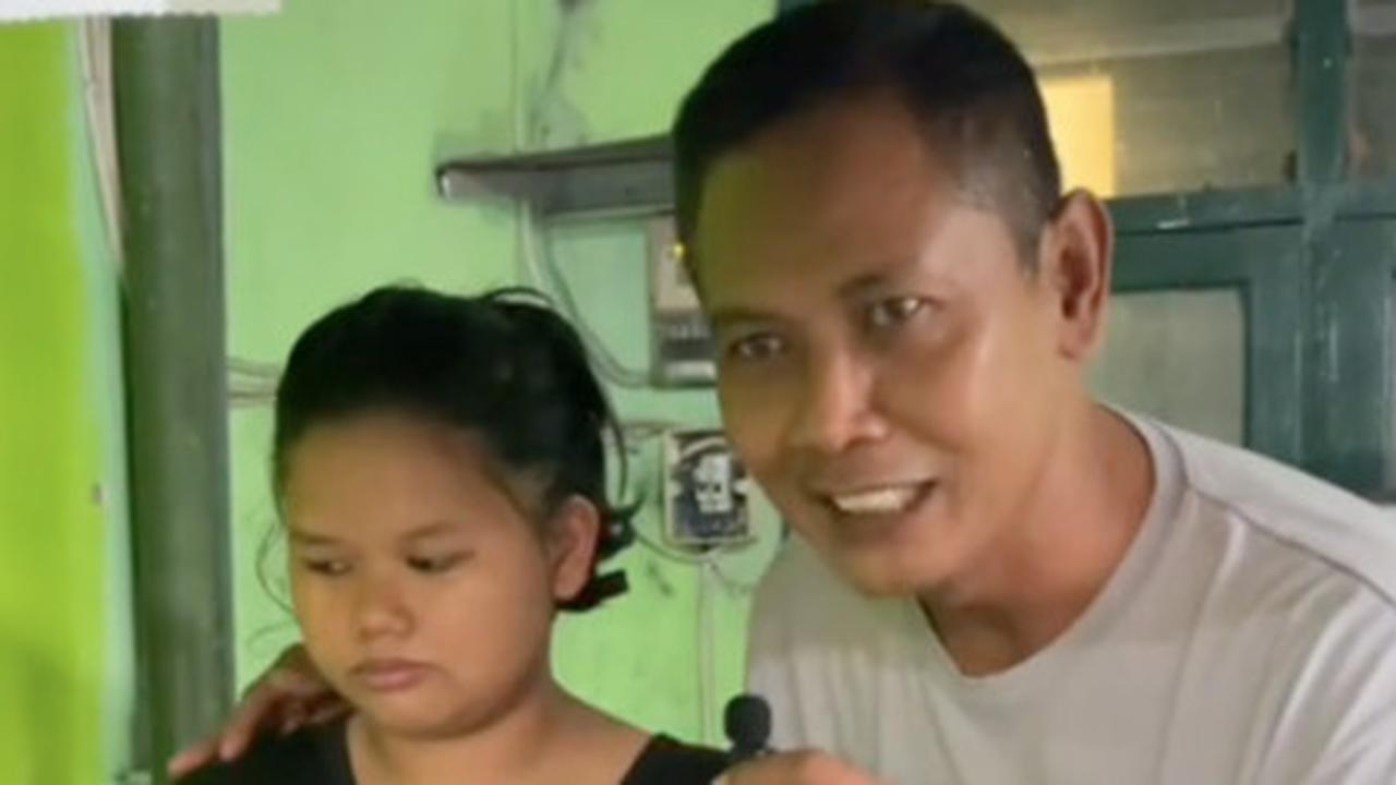 ⁠Punya Ayah Berpangkat Kapten TNI AD, Gadis Remaja Ini Tidak Malu Jualan Kopi dan Nasi