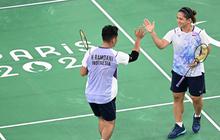 Hikmat Ramdani dan Leani Ratri Oktila meraih kemenangan di pertandingan pertama bulu tangkis Paralimpiade 2024.
