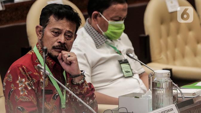 Mentan Syahrul Yasin Limpo mengenakan kalung bertuliskan anti virus corona saat raker dengan Komisi IV DPR di Kompleks Parlemen, Senayan, Jakarta, Selasa (7/7/2020). Rapat membahas program strategis kementerian dalam rangka percepatan pemulihan ekonomi dampak COVID-19. (Liputan6.com/Johan Tallo)