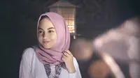 cara memakai hijab segi empat (sumber: Pexels)