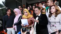 Fairuz A Rafiq didampingi suami Sonny Septian dan pengacara Hotman Paris saat memberikan keterangan pers di Polda Metro Jaya, Jakarta Selatan, Senin (1/7/2019). Fairuz melaporkan Galih Ginanjar dengan pasal pencemaran nama baik yang membongkar masa lalu pernikahan mereka. (Fimela.com/Deki Prayoga)