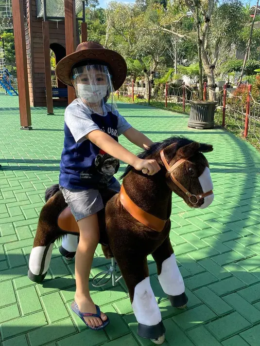 " Aku sebagai ibu dan ayah juga, aku harus kuat tunjukin kepada El Barack aku bisa, aku kuat, aku enggak apa-apa," ucapnya. (Instagram/inijedar)