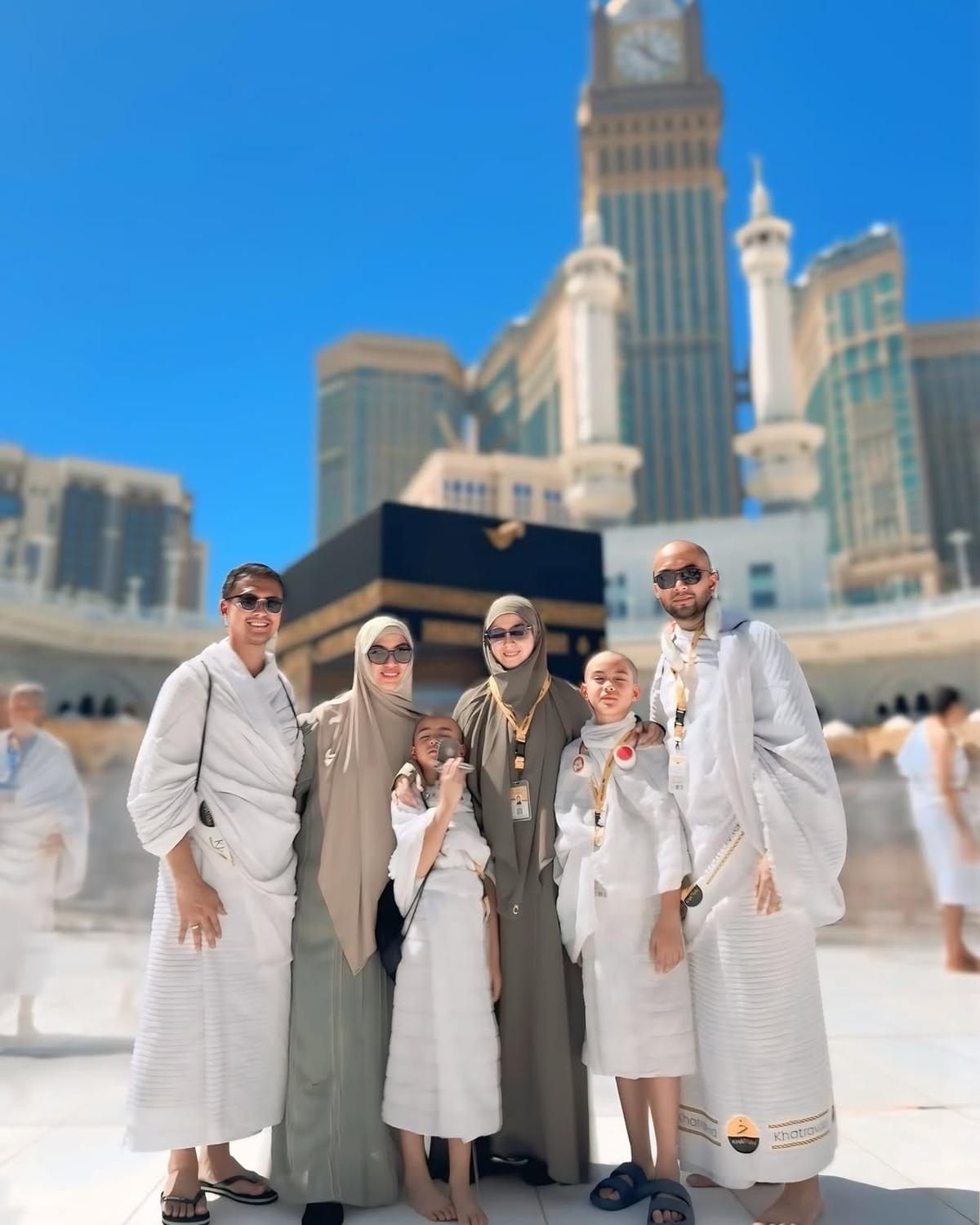 7 Potret Revalina S Temat Umrah Bareng Keluarga, Dua Anak Tampil Kompak dengan Rambut Plontos