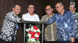 Menkumham Yasonna H. Laoly (kedua kiri) dan Dirut Bank Mandiri Kartika Wirjoatmodjo (ketiga kanan) menekan tombol pada acara kerjasama layanan pembayaran Penerimaan Negara Bukan Pajak (PNBP) secara online/realtime di Jakarta, Kamis (1/8/2019). (Liputan6.com/Angga Yuniar)