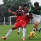 Gelandang PS Polri, M Hargianto (kiri) menahan pemain PS MSG, Adam Alis di Mako Brimob, Depok, Rabu (24/2/2016). Laga persiapan menghadapi turnamen Piala Bhayangkara 2016 ini berakhir imbang 1-1. (Liputan6.com/Helmi Fithriansyah)