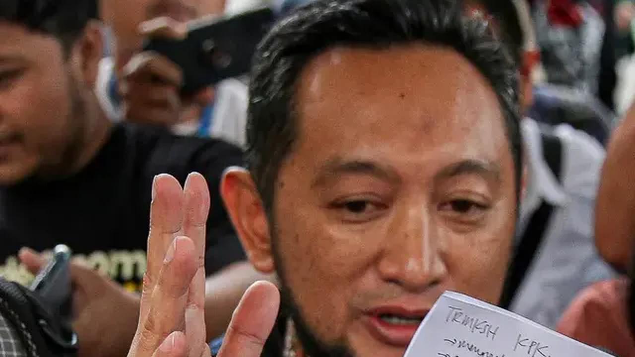 Di sisi lain, lanjut Alex, KPK juga menemukan adanya transaksi keuangan melalui layanan perbankan melalui rekening bank milik Andhi dan ibu mertuanya, Kamariah.