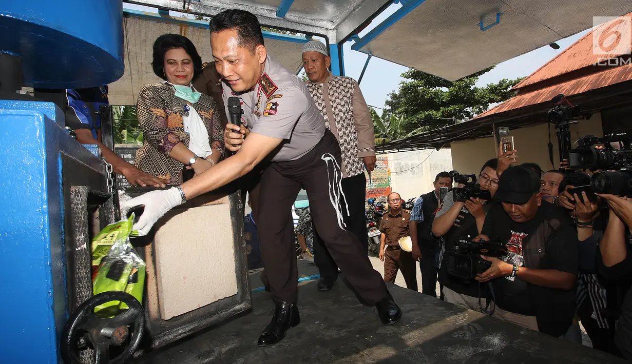 Kepada BNN Komjen Pol Budi Waseso memusnahkan barang bukti narkotika di Gedung BNN, Jakarta, Selasa (22/8). Barang bukti yang ditangani BNN tersebut merupakan hasil penindakan pada bulan Juli dan awal Agustus 2017. (Liputan6.com/Immanuel Antonius)