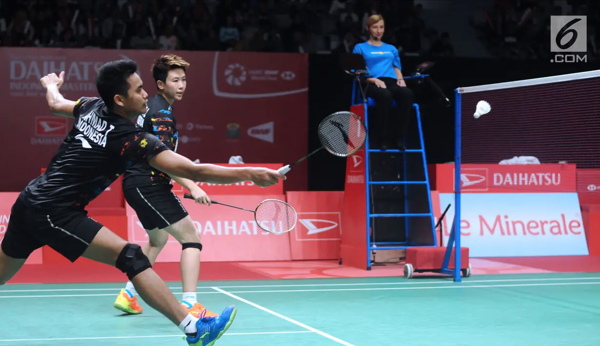 Tontowi Ahmad/Liliyana Natsir mengembalikan kok ke arah Zhang Nan/ LIU Xuanxuan (China) di perempat final Indonesia Masters 2018 di Istora Senayan, Jumat (26/1). Tontowi/Liliyana unggul 21-18 21-19. (Liputan6.com/Helmi Fithriansyah)