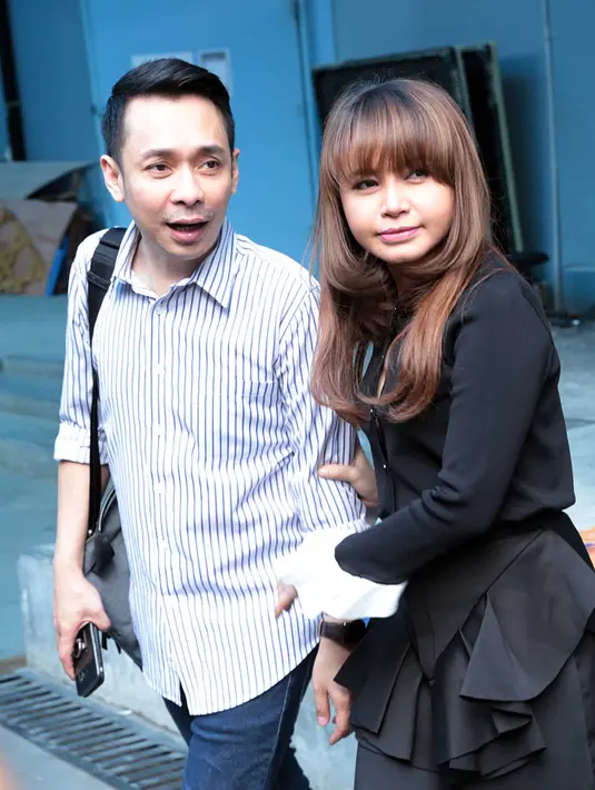 Pada kesempatan usai menghadiri salah satu acara televisi, perempuan 38 tahun itu kembali menegaskan tidak mau kisah menjawab pertanyaan terkait kisah asamaranya. Hal yang sama juga pelantun lagu Terima Kasih Cinta, Afgan. (Deki Prayoga/Bintang.com)