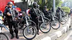 Aparat kepolisian bersenjata lengkap mengamankan Parade Asian Games 2018 di Jalan Thamrin, Jakarta, Minggu (13/5). Sejumlah pejabat negara hadir seperti Wakil Presiden RI Jusuf Kalla dan Gubernur DKI Jakarta Anies Baswedan.  (Liputan6.com/Arya Manggala)