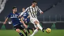 Penyerang Juventus, Cristiano Ronaldo, berebut bola dengan gelandang Atalanta, Remo Freuler, pada laga lanjutan Liga Italia di Allianz Stadium, Kamis (17/12/2020) dini hari WIB. Juventus bermain imbang 1-1 menghadapi Atalanta. (AFP/Marco Bertorello)