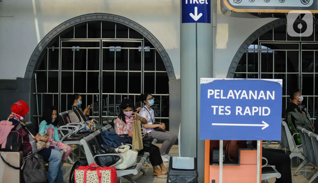 Calon penumpang menunggu di Stasiun Senen, Jakarta, Sabtu (23/10/2021). PT Kereta Api Indonesia (Persero) kembali memperbolehkan anak-anak usia di bawah 12 tahun naik KA Jarak jauh mulai 22 Oktober 2021. (Liputan6.com/Faizal Fanani)