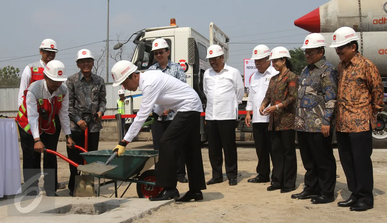 Presiden Jokowi (keempat kiri) meletakkan semen cair saat Groundbreaking Light Rail Transit (LRT) Indonesia di Jakarta, Rabu (9/9). LRT merupakan salah satu moda transportasi massal berbasis rel yang ramah lingkungan. (Liputan6.com/Faizal Fanani)